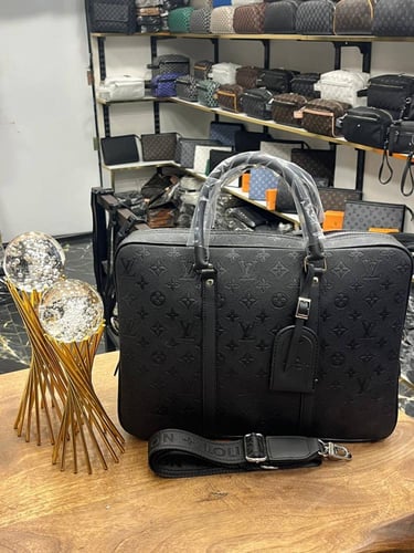 شنطة لابتوب من لويس فيتون