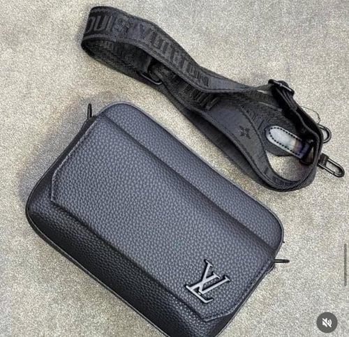 شنطة كتف من لويس فيتون