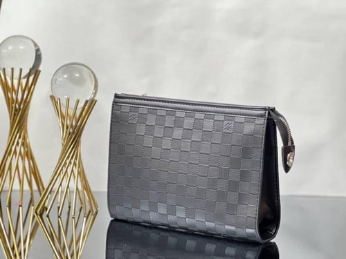 LOUIS VUITTON باوتشات لويس فيتون