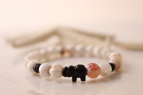 اسوره بحجر ابيض مع تعليقه الفيل بالاسود المطفي