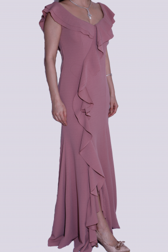 فستان ناعم باللون الوردي بطبقات على الأكتاف والصدر...