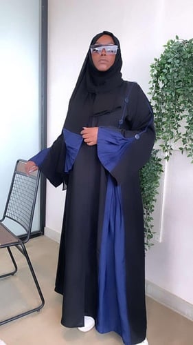 عباية سوداء بتدخيل كسرات ملونة
