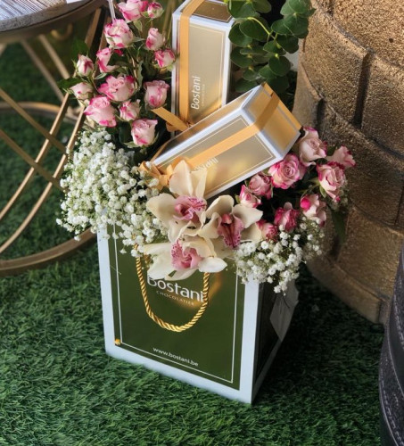 نص كيلو تشوكلت بستاني مع تنسيق ورد طبيعي