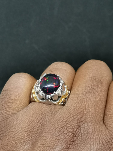 خاتم الفضة بحجر اوبال طبيعي بصياغة جراح ومرصع بالا...