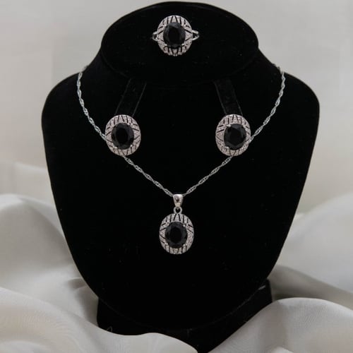 طقم فضة حريمي استرليني مع حجر الزركون الأسود.