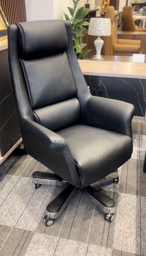 كرسي جلد متحرك