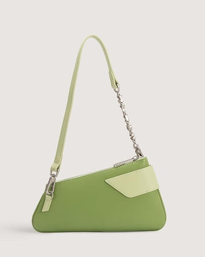 شنطة نسائية متوسطة الحجم بلون أخضر.