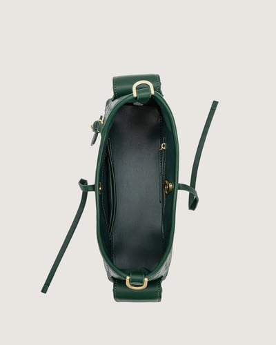 شنطة واسعة بحجم يتسع لأغراضك بلون أخضر