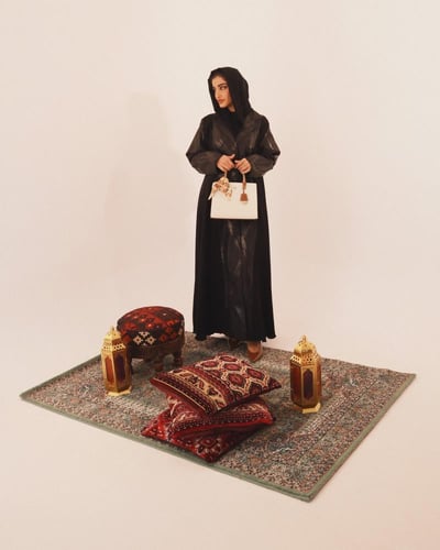 شنطة نسائية متوسطة باللون البيج.