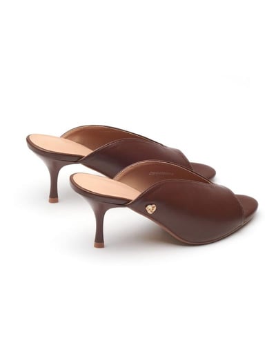 حذاء كعب نسائي من الجلد باللون البني