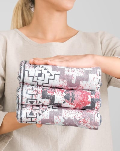 منشفة للبحر بلون أبيض بطبعات جذابة