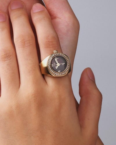 ساعة الخاتم النسائية بتصميم ملفت بلون ذهبي