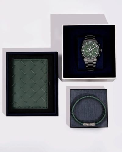 طقم رجالي أنيق باللون الأخضر