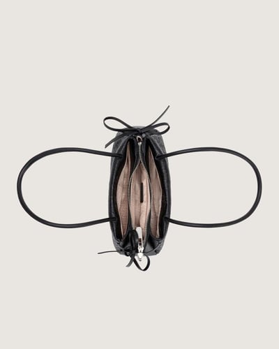 شنطة تعزز هويتك باللون الأسود