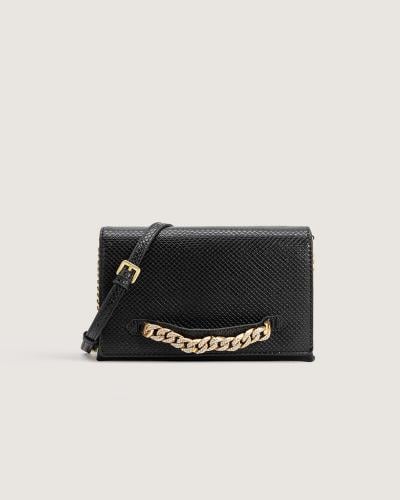 شنطة نسائية بمقاس متوسط بلون أسود.