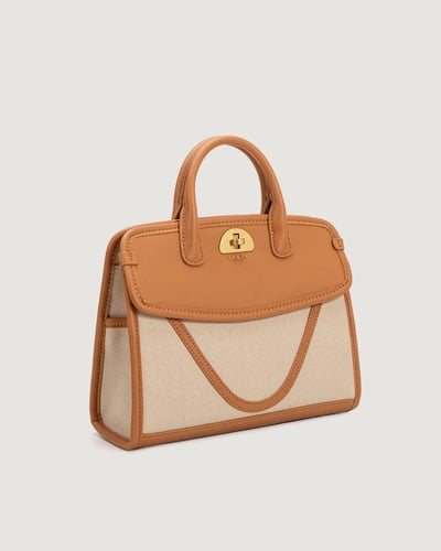 شنطة نُور النسائية بحجم واسع بلون بني.