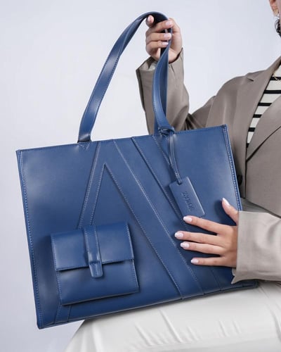 ‎ شنطة نسائية بحجم واسع باللون الأزرق