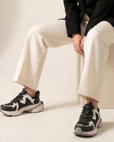 حذاء نسائي رياضي عملي بلون أبيض وأسود