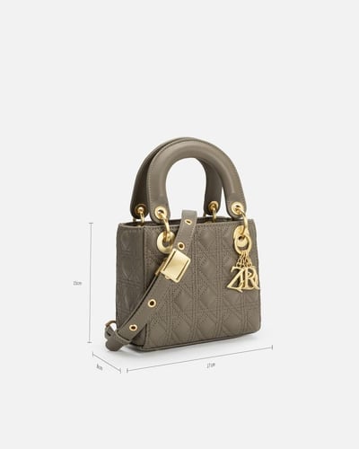 شنطة نسائية عنوان الأناقة بلون رمادي