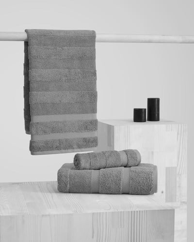 طقم من مناشف كلاسيك بلون رمادي.