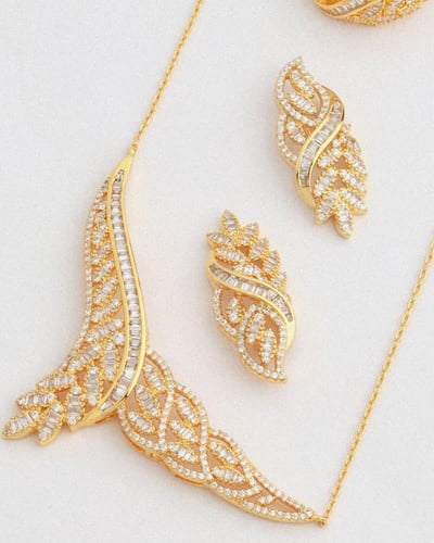 طقم اكسسوار نسائي فاخر باللون الذهبي