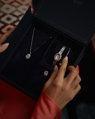 هدية نسائية فاخرة باللون الفضي