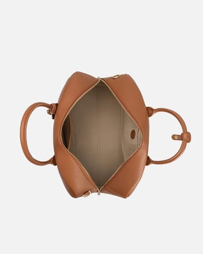 شنطة واسعة تناسبك في رحلاتك بلون بني