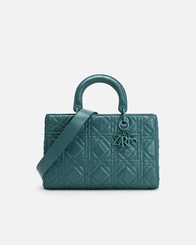 شنطة نسائية بحجم كبير باللون الأخضر