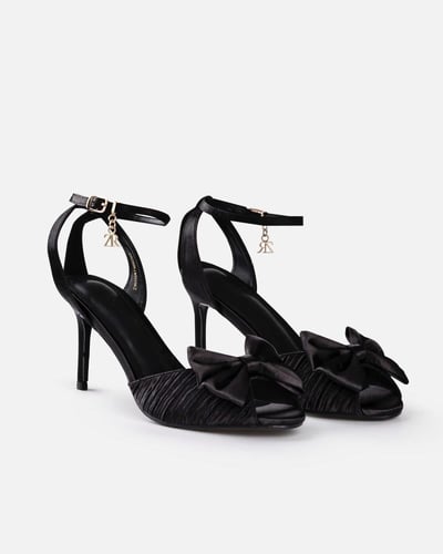 حذاء كعب نسائي بتصميم أنيق بلون أسود