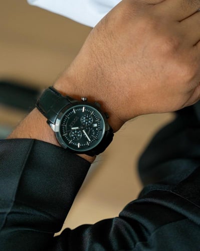 ‎ ساعة رجالية كلاسيك بلون أسود