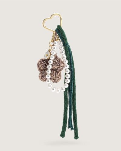 ميدالية مميزة بتصميم عصري بلون ذهبي