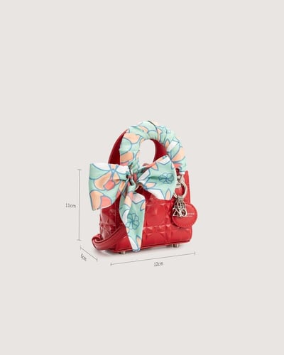 شنطة للبنات بحجم ميني بلون أحمر.