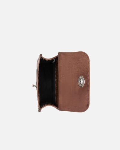 شنطة رجالية تجمع البساطة بالأناقة بلون بني