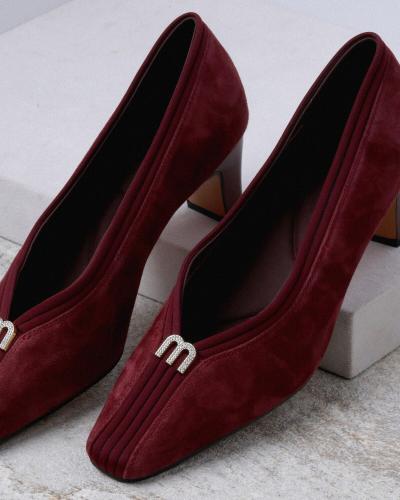 حذاء نسائي بتصميم أنيق بلون عودي