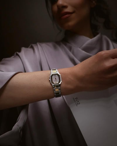 ساعة جوهرة نسائية تتزين ب 16 فص من الألماس بلون ذه...