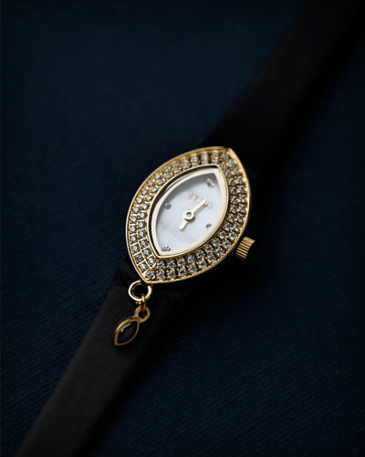 ساعة ندى النسائية من الجلد بلون أسود مع تعليقة