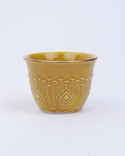 طقم قهوة وشاهي من السيراميك بلون أصفر.