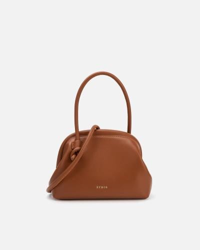 شنطة نسائية كقطعة فنية من الجلد بلون بني