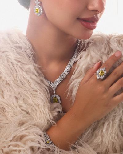 طقم اكسسوار نسائي ملكي بلون فضي وأصفر