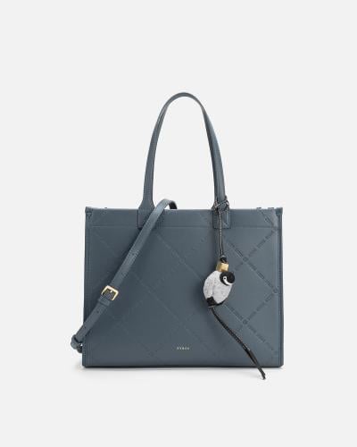 شنطة أنيقة لأناقتك كل يوم بلون أزرق