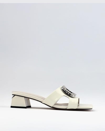 حذاء نسائي مميز باللون الأبيض