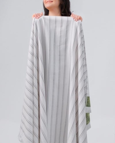 منشفة للبحر مميزة بلون أبيض