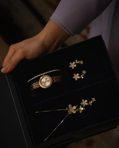 هدية نسائية تعبر عن الأناقة بلون ذهبي