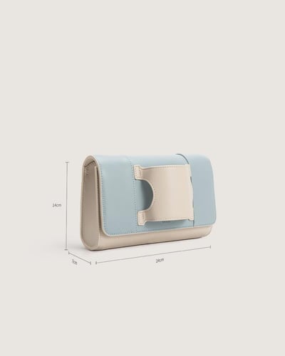 شنطة يد نسائية من الجلد بلون أزرق وبيج.