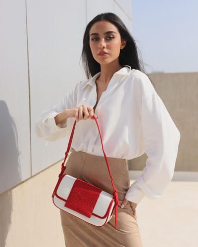 شنطة حِرفة النسائية لكل يوم بلون أبيض وأحمر.