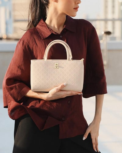 شنطة نسائية واسعة باللون البيج