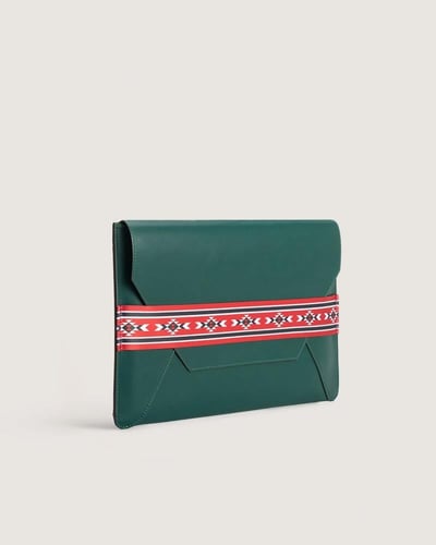 ‎ شنطة بحجم كبير لاطلالة عملية بلون أخضر.