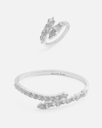 طقم اسوارة وخاتم لتتميزي بلون فضي