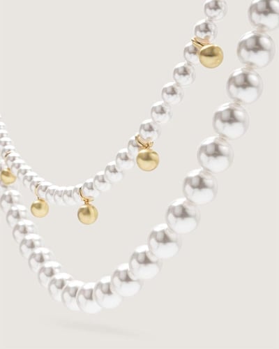 اكسسوار مصمم كتعليقة يتزين بخرز من اللؤلؤ