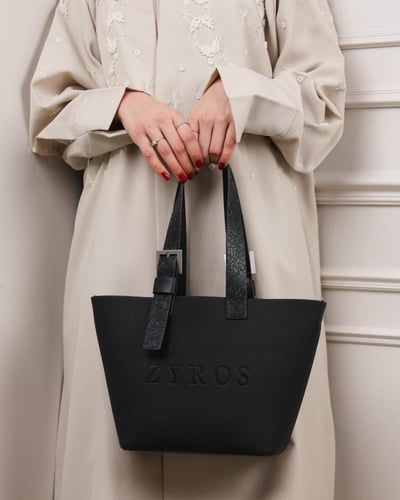 شنطة بتصميم واسع تكفي لأغراضك بلون أسود